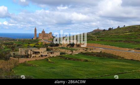 Veduta aerea della Basilica Ta Pinu a Gozo, un santuario nazionale Foto Stock