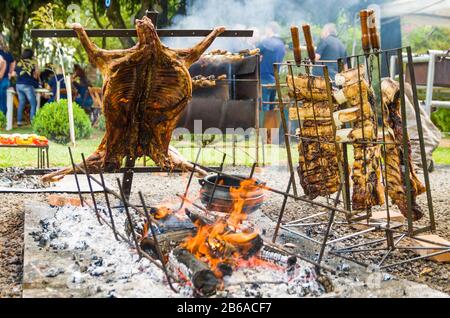 Mostra di carne e verdura su un barbecue noto come Parrilla. Barbecue tipico dal sud dell'America Latina. Foto Stock