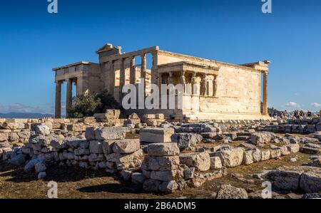 Atene, Grecia - 0 Ottobre 2019. L'Erechtheion un antico tempio greco sul lato nord dell'Acropoli di Atene, Attica, Grecia Foto Stock