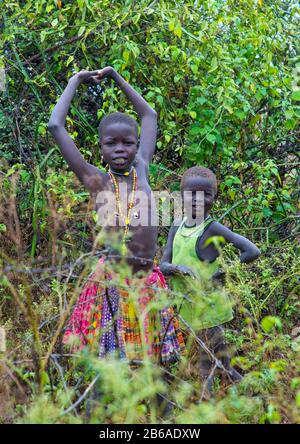 Ritratto dei bambini di Toposa nel cespuglio, Stato di Namorunyang, Kapoeta, Sud Sudan Foto Stock