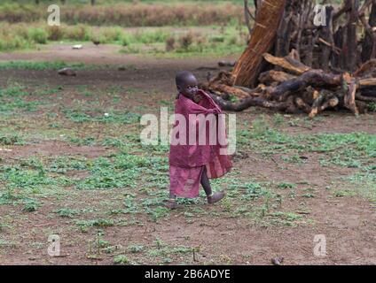 Ritratto di una ragazza Toposa in un villaggio, Stato di Namorunyang, Kapoeta, Sudan del Sud Foto Stock