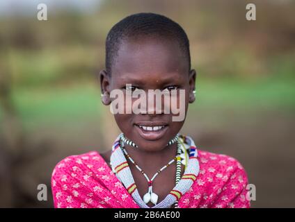 Ritratto di una ragazza sorridente di Toposa, Stato di Namorunyang, Kapoeta, Sudan del Sud Foto Stock