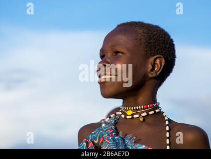 Ritratto di una ragazza sorridente Toposa che guarda via, Stato di Namorunyang, Kapoeta, Sudan del Sud Foto Stock