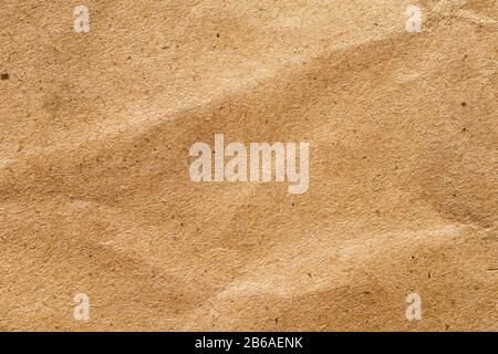 carta marrone leggermente stropicciata fondo di sacchetto primo piano texture dettaglio Foto Stock