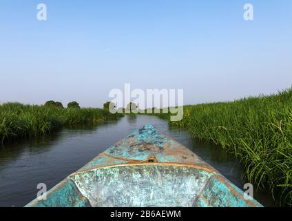 Barche tribù Mundari sul Nilo, Equatoria Centrale, Terekeka, Sudan del Sud Foto Stock