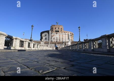 Roma. 10th Mar, 2020. Foto scattata il 10 marzo 2020 mostra il Ponte Sant'Angelo a Roma. Il primo ministro italiano Giuseppe Conte ha annunciato lunedì scorso che tutta l'Italia sarà messa sotto blocco da martedì al 3 aprile. Credito: Alberto Lingria/Xinhua/Alamy Live News Foto Stock