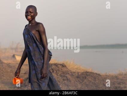 Ritratto di una tribù Mundari donna di fronte al fiume Nilo, Equatoria Centrale, Terekeka, Sudan del Sud Foto Stock