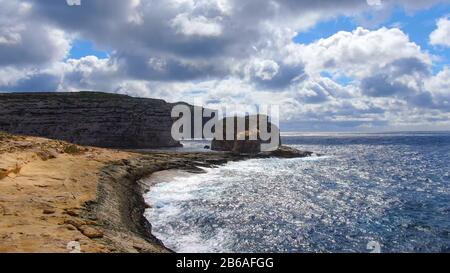 Veduta aerea della baia di Dwerja sull'isola di Gozo Malta Foto Stock