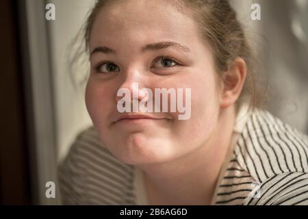 Faccia soltanto, primo piano ritratto di una ragazza adolescente di 14 anni. Foto Stock