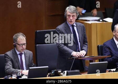 (200310) -- BRUXELLES, 10 marzo 2020 (Xinhua) -- la foto del fascicolo mostra il Presidente del Parlamento europeo David Sassoli che parla dopo la votazione sull'accordo Di Ritiro a Bruxelles, Belgio, il 29 gennaio 2020. Sassoli ha detto martedì che lavorerà da casa a Bruxelles, dopo aver trascorso un weekend in Italia. "Ho deciso dopo essere stato in Italia nell'ultimo fine settimana, a titolo precauzionale, Seguire le misure indicate e esercitare la mia funzione di presidente della mia casa a Bruxelles, nel rispetto dei 14 giorni indicati dal protocollo sanitario", ha affermato Sassoli in una dichiarazione pubblicata dal PE. ( Foto Stock