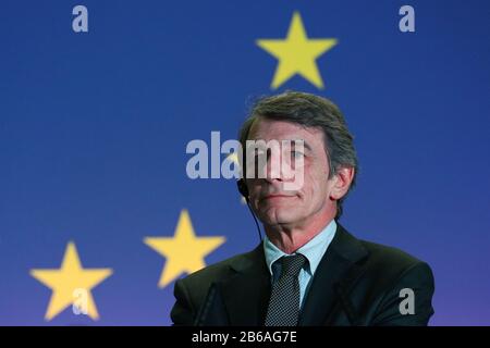 (200310) -- BRUXELLES, 10 marzo 2020 (Xinhua) -- la foto del file mostra al Presidente del Parlamento europeo David Sassoli che partecipa a una conferenza stampa sul futuro dell'Europa al Parlamentarium di Bruxelles, Belgio, 31 gennaio 2020. Sassoli ha detto martedì che lavorerà da casa a Bruxelles, dopo aver trascorso un weekend in Italia. "Ho deciso, dopo essere stato in Italia lo scorso fine settimana, per precauzione, di seguire le misure indicate e di esercitare la mia funzione di presidente della mia casa a Bruxelles, nel rispetto dei 14 giorni indicati dal protocollo sulla salute", ha affermato Sassoli in una dichiarazione Foto Stock