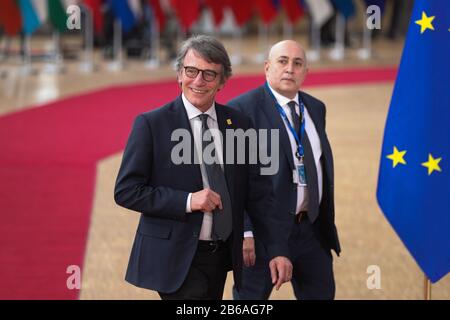 (200310) -- BRUXELLES, 10 marzo 2020 (Xinhua) -- la foto del fascicolo mostra il Presidente del Parlamento europeo David Sassoli (L) in arrivo per una riunione speciale del Consiglio europeo presso la sede dell'UE a Bruxelles, Belgio, 20 febbraio 2020. Sassoli ha detto martedì che lavorerà da casa a Bruxelles, dopo aver trascorso un weekend in Italia. "Ho deciso, dopo essere stato in Italia lo scorso fine settimana, come precauzione, di seguire le misure indicate e di esercitare la mia funzione di presidente della mia casa a Bruxelles, nel rispetto dei 14 giorni indicati dal protocollo sulla salute", ha affermato Sassoli Foto Stock