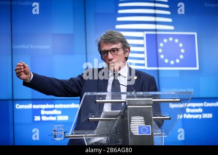 (200310) -- BRUXELLES, 10 marzo 2020 (Xinhua) -- la foto del file mostra al Presidente del Parlamento europeo David Sassoli la partecipazione a un convegno stampa durante una riunione speciale del Consiglio europeo presso la sede dell'UE a Bruxelles, Belgio, 20 febbraio 2020. Sassoli ha detto martedì che lavorerà da casa a Bruxelles, dopo aver trascorso un weekend in Italia. "Ho deciso, dopo essere stato in Italia nell'ultimo fine settimana, per precauzione, di seguire le misure indicate e di esercitare la mia funzione di presidente della mia casa a Bruxelles in conformità ai 14 giorni indicati dal protocollo sulla salute", Sa Foto Stock