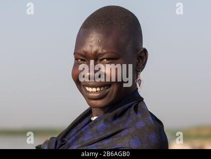 Ritratto di una tribù mundari sorridente, Equatoria Centrale, Terekeka, Sudan del Sud Foto Stock