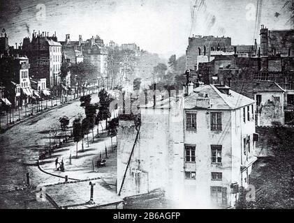 Louis DAGUERRE (1787-1851) artista e fotografo francese. Una Shoe shiner e il suo cliente nel Boulevard du Temple, Parigi, sono probabilmente le prime persone ad essere fotografate con questa immagine del 1838 scattata su un foglio di rame placcato in argento. A causa della lunga esposizione, non viene registrato alcun traffico in movimento. Foto Stock