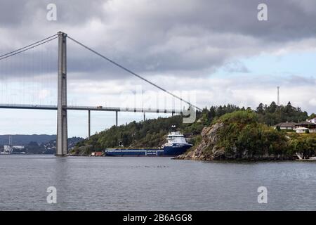 Nave di rifornimento di piattaforma offshore (PSV) Normand Naley a Klampavika vicino al ponte di sospensione Askoey (Askøybroen). Fuori dal porto di Bergen, Norvegia. Foto Stock