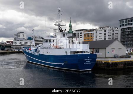 Ricostruita peschereccio, ora cargo/olio di pesce di petroliere e navi di servizio Hordafor III. Nel porto di Bergen, Norvegia. Foto Stock