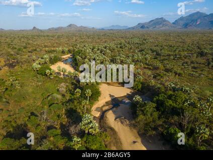 Fiume secco in un'oasi di fronte alle montagne di Boya, le montagne di Boya, Imatong, Sudan del Sud Foto Stock