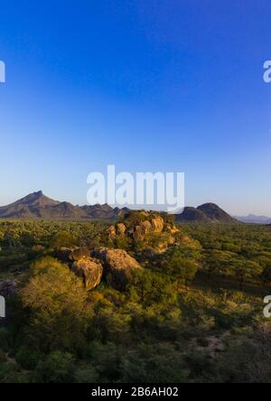 Oasi di fronte alle montagne di Boya, alle montagne di Boya, a Imatong, nel Sudan del Sud Foto Stock