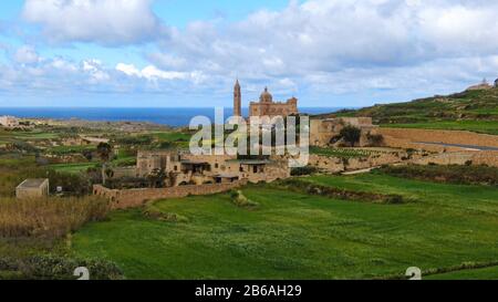 Veduta aerea della Basilica Ta Pinu a Gozo, un santuario nazionale Foto Stock