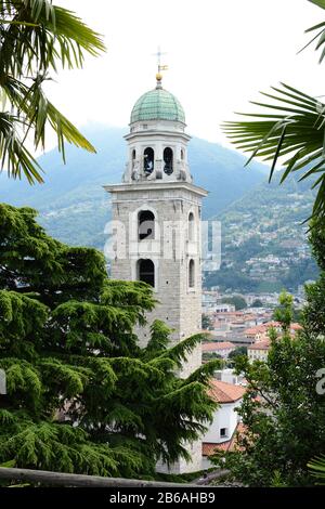 Lugano, SVIZZERA - 6 LUGLIO 2014: La Cattedrale del Campanile di San Lorenzo. La torre è in stile barocco con una lanterna ottagonale coperta da Foto Stock