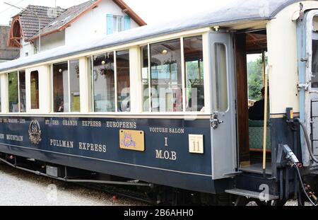 Broc, SVIZZERA - 8 LUGLIO 2014: Il treno del cioccolato alla stazione. Il treno turistico di lusso parte da Montreux per le fermate a Gruyeres e Boc per che Foto Stock