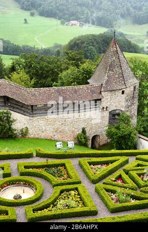 Gruyeres, SVIZZERA - 8 LUGLIO 2014: Giardino e bastioni al castello di Gruyeres. Situato nella città medievale di Gruyeres e costruito tra il 1270 e il 1282, Foto Stock