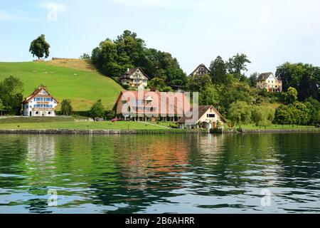 Lago DI LUCERNA, SVIZZERA - 4 LUGLIO 2014: Case e fattorie sul lago di Lucerna, Svizzera. Il lago è il quarto più grande del paese. Foto Stock