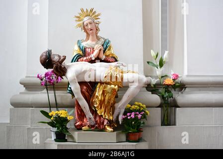 ST. Gallo, SVIZZERA - 10 LUGLIO 2014: Scultura di Gesù e Maria nell'Abbazia di San Gallo. La cattedrale cattolica romana in esistenza dal 719 è h Foto Stock