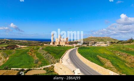 Veduta aerea della Basilica Ta Pinu a Gozo, un santuario nazionale Foto Stock