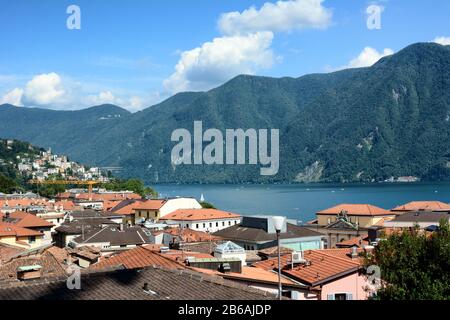 Lugano, SVIZZERA - 5 LUGLIO 2014: Tetti che si affacciano sul Lago di Lugano e sull'Alpe Trevino. La ricca città svizzera sulle rive del Lago di Lugano Foto Stock