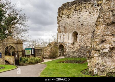 I resti del Palazzo reale nei terreni del Castello di Guildford, Surrey, Inghilterra. Foto Stock
