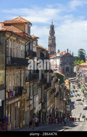 Porto, Portogallo - Luglio 27th, 2018 : storico paesaggio urbano di Porto con la chiesa barocca Igreja dos Clérigos e le persone incidentali sullo sfondo. Foto Stock