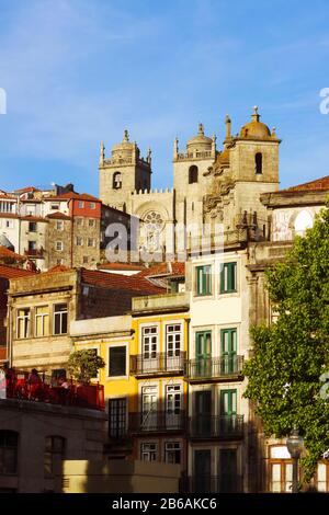 Porto, Portogallo - Luglio 27th, 2018 : storico paesaggio urbano di Porto con la Cattedrale di Porto del 12th secolo sullo sfondo. Foto Stock