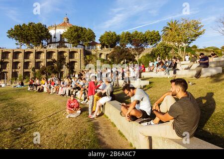 Porto, Portogallo - Luglio 27th, 2018 : un grande gruppo di persone guarda le vedute da Largo de Aviz nella città di Vila Nova de Gaia, nella sottoregione Grande Porto. Foto Stock