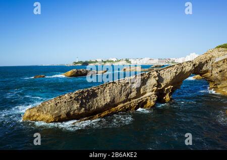 Biarritz, Paesi Baschi francesi, Francia - Luglio 19th, 2019 : Arco di roccia naturale nelle scogliere di Biarritz. Foto Stock