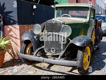 Vecchio camion, antico, arrugginito, parcheggiato su ciottoli, strada, Barrio Historico; Sud America; Colonia del Sacramento; Uruguay; estate Foto Stock