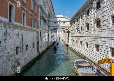 Strade strette canali a Venezia Italia Foto Stock