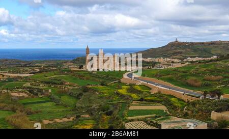 Veduta aerea della Basilica Ta Pinu a Gozo, un santuario nazionale Foto Stock