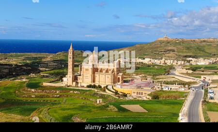 Veduta aerea della Basilica Ta Pinu a Gozo, un santuario nazionale Foto Stock