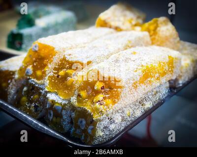 varietà di delizie turche con noci, pistacchi, semi e frutta secca Foto Stock