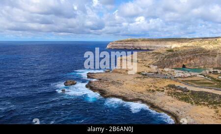 Veduta aerea della baia di Dwerja sull'isola di Gozo Malta Foto Stock