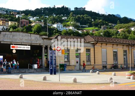 Bellinzona, SVIZZERA - 4 LUGLIO 2014: Stazione ferroviaria Bellinzona. La città è famosa per i suoi tre castelli, Castelgrande, Montebello e Sasso Corbaro Foto Stock