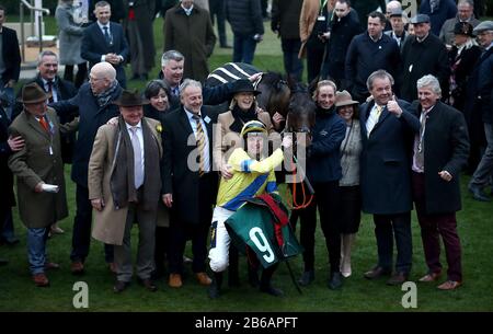 Jockey Jamie Codd (centro) celebra la vittoria della National Hunt Challenge Cup Amateur Riders' Novices' Chase con collegamenti vincenti il giorno uno del Cheltenham Festival a Cheltenham Racecourse, Cheltenham. Foto Stock