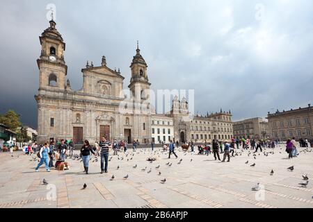 Bogotà, la Candelaria, Colombia - Plaza de Bolivar e Cattedrale nella piazza principale del centro. Foto Stock