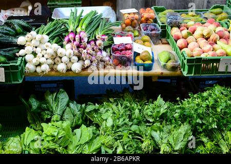 Frutta e verdura assortite in un mercato agricolo all'aperto. Foto Stock