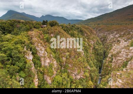 Una vista dal Ponte Paul Sauer che guarda sulla tempesta Gorge del Fiume, un profondo e stretto canyon con tempeste Fiume sul fondo. Parco Nazionale Tsitsikama Foto Stock