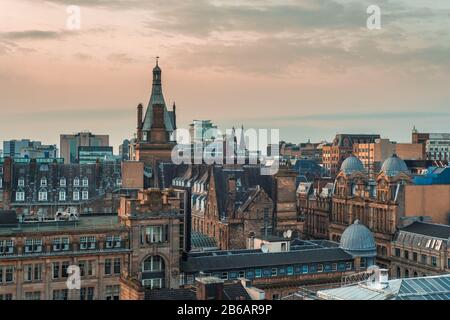 Una vista ad alto angolo degli edifici vecchi e nuovi al tramonto nel centro di Glasgow, in Scozia Foto Stock