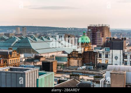 Una vista dell'architettura mista di edifici vecchi e nuovi nella città di Glasgow in luce serale, Scozia Foto Stock