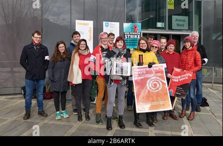 Personale dell'Università di Sheffield che picketing al di fuori di Jespo West durante uno sciopero sulle pensioni e le condizioni di lavoro Foto Stock